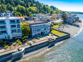 Waterfront Penthouse with Panoramic Views near Alki
